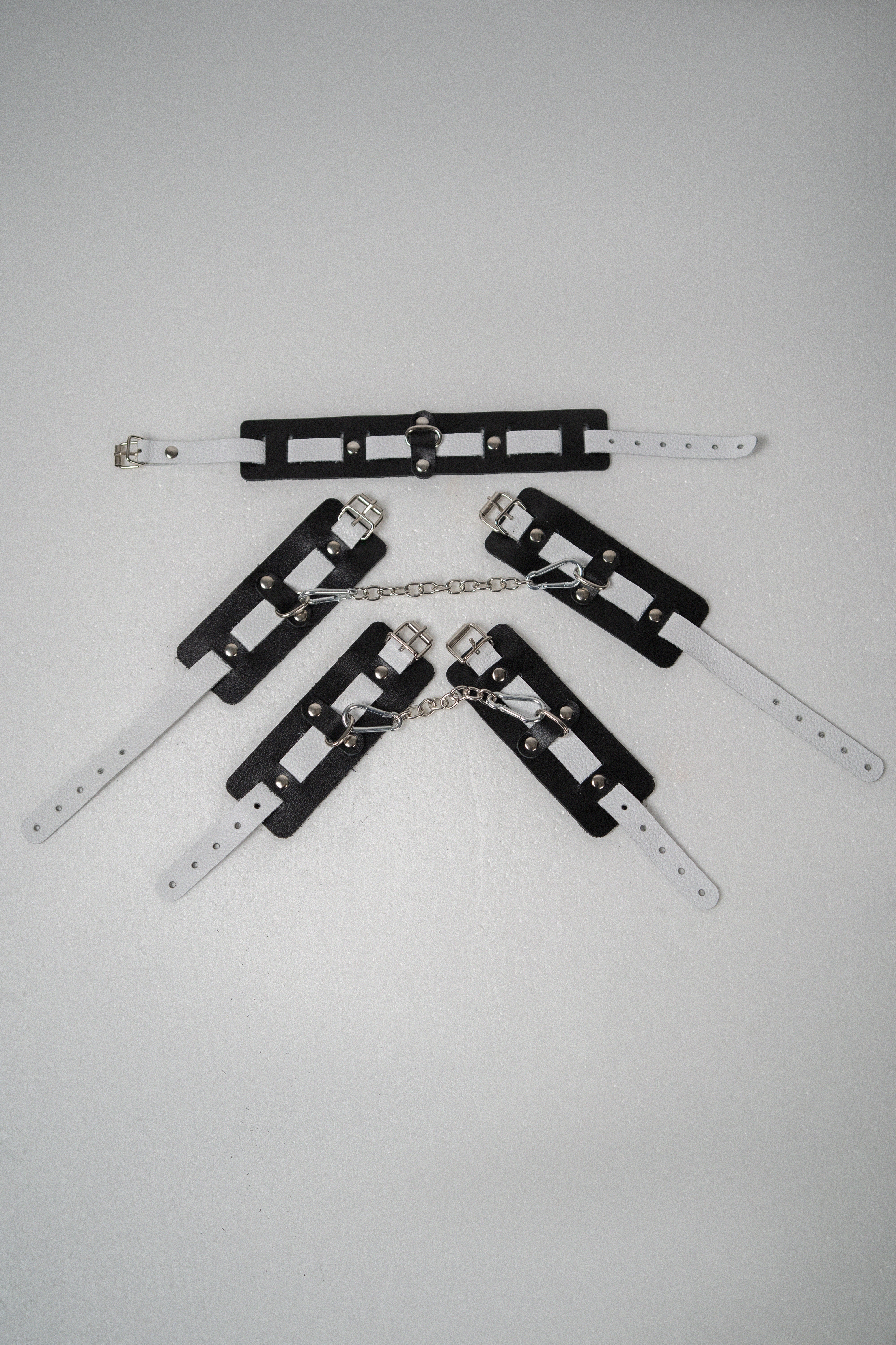 НАБОР ИЗ ЧЕРНОЙ КОЖИ С БЕЛЫМ РЕМНЕМ (ОШЕЙНИК, НАРУЧНИКИ, ОКОВЫ), арт. CH-23038