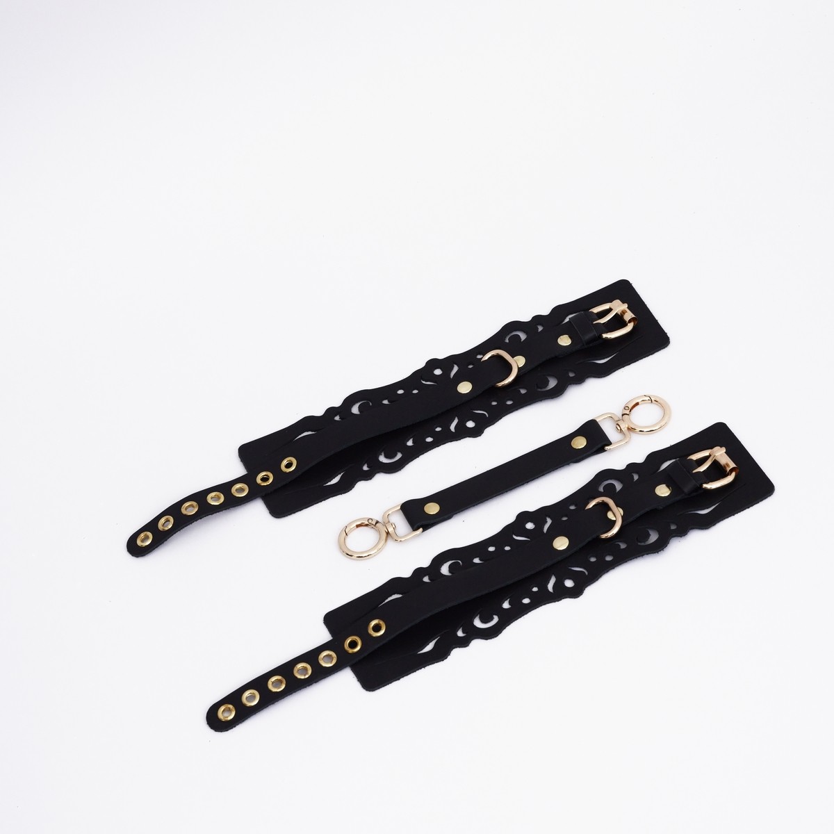 ОКОВЫ ИЗ ЧЕРНОЙ КОЖИ С УЗОРАМИ И ЗОЛОТОЙ ФУРНИТУРОЙ, арт. CH-25001