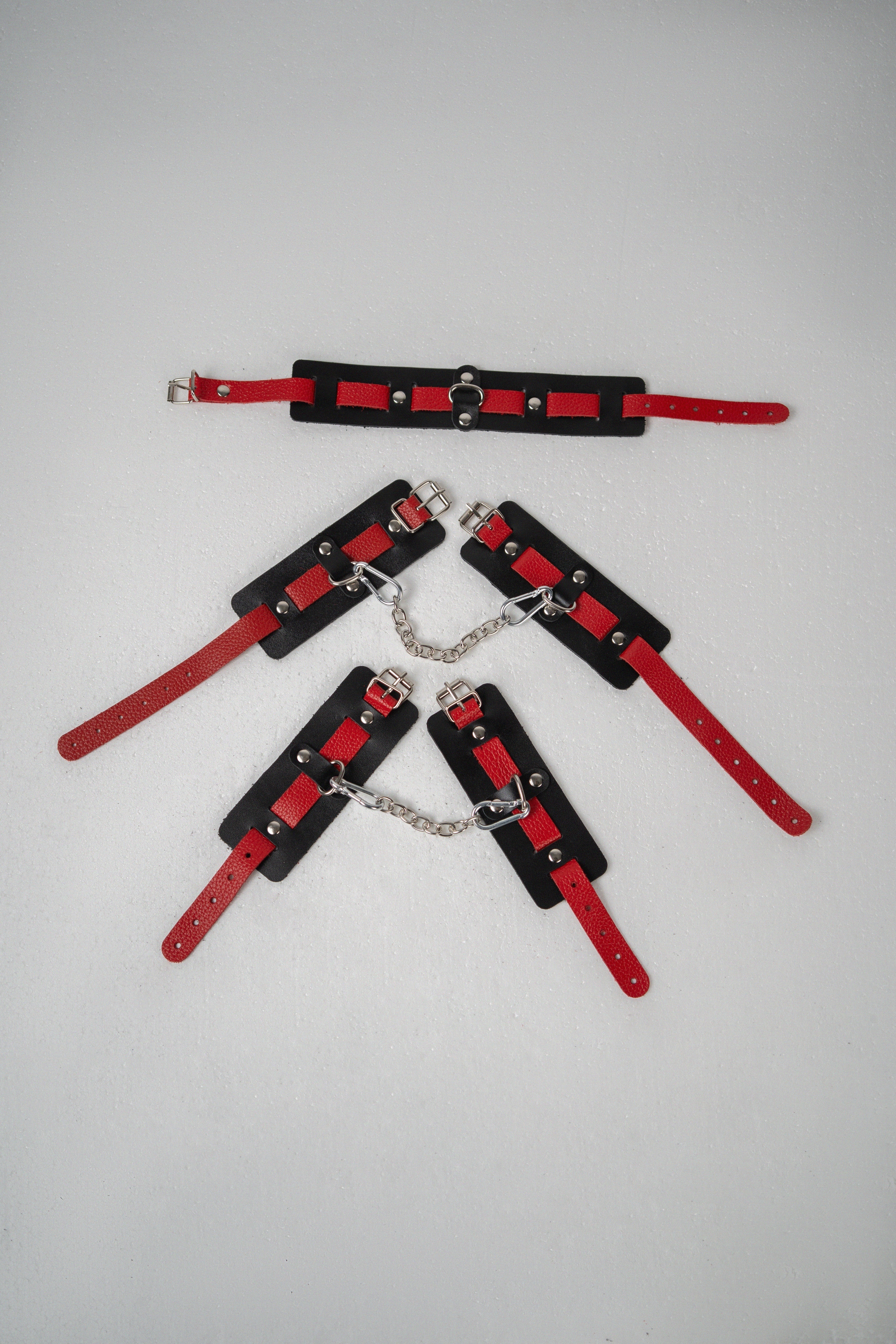 НАБОР ИЗ ЧЕРНОЙ КОЖИ С КРАСНЫМ РЕМНЕМ (ОШЕЙНИК, НАРУЧНИКИ, ОКОВЫ), арт. CH-23039