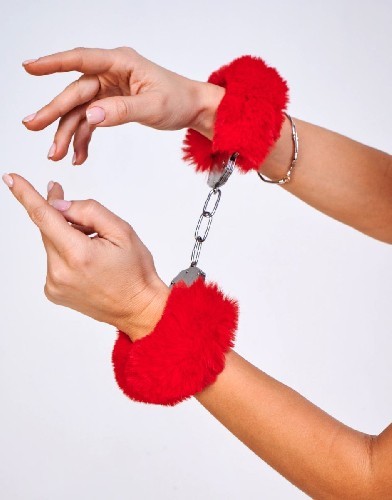 НАРУЧНИКИ С ПУШИСТЫМ КРАСНЫМ МЕХОМ (BE MINE) (ONE SIZE) арт. 04996