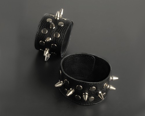 НАПУЛЬСНИКИ С ШИПАМИ НА КНОПКАХ кожа артикул 3057-1